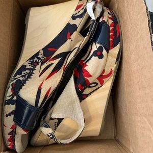 Very volatile wood platform wedge sandals size 9 run small beige blue red